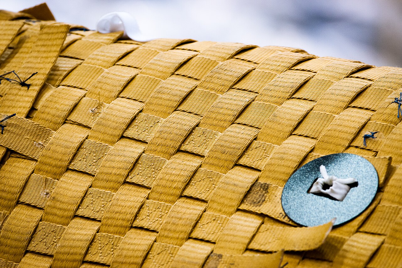 Photographie réelle d'un tissu Kevlar jaune tissé en gros plan