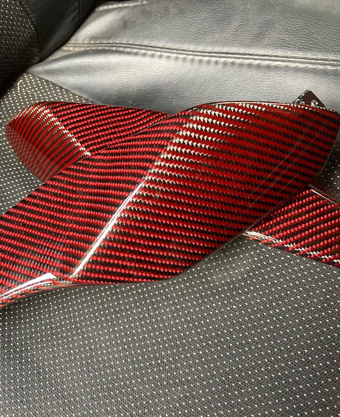 Carénage moto rouge et noir fabriqué en carbone et fibre de verre teintée par Boréca