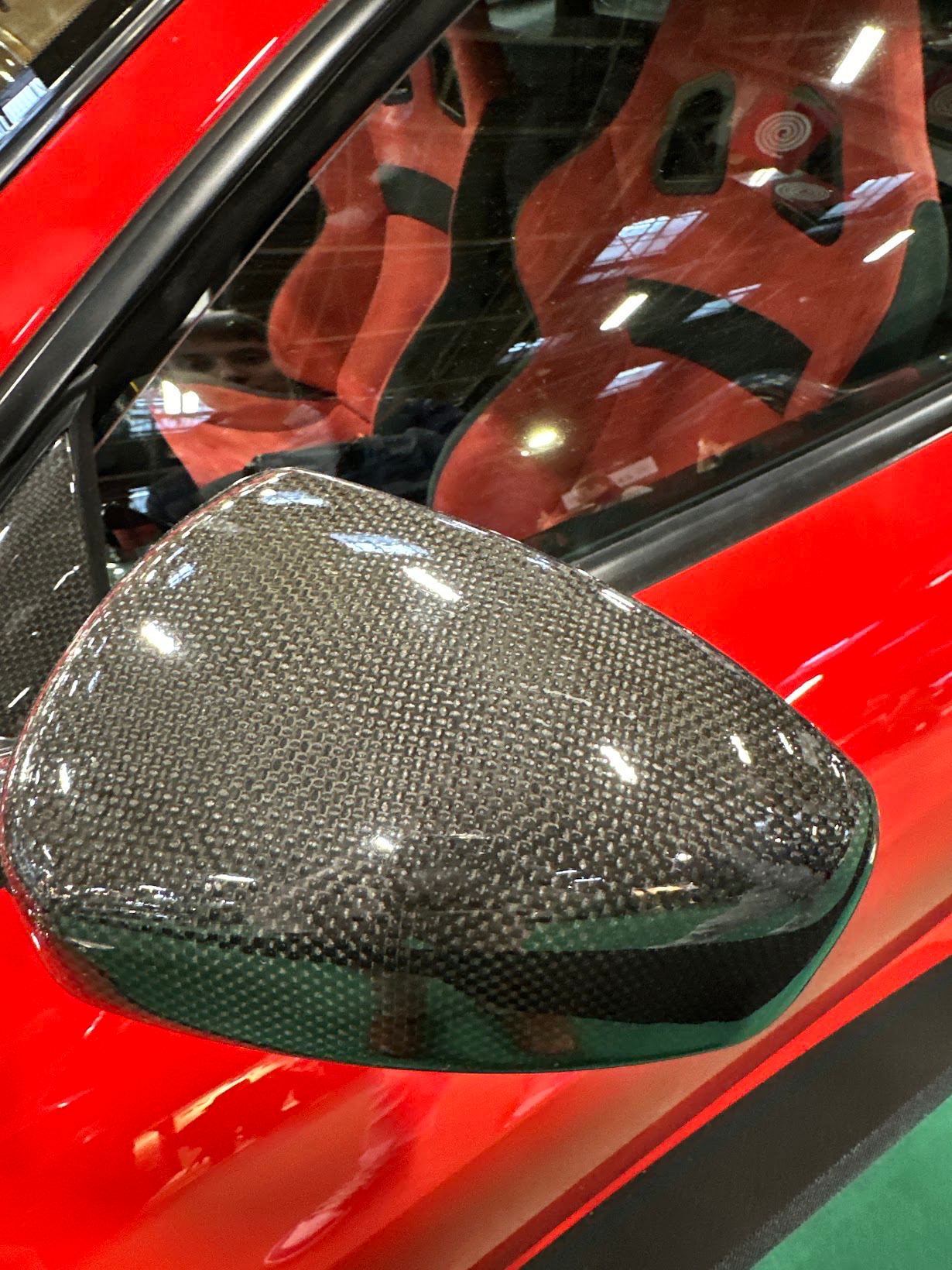 Rétroviseur automobile en carbone apparent réparé et rénové par Boréca